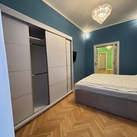 Laya Old Бухарест